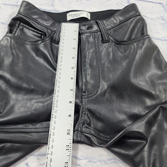 Abercrombie Fitch WOMENS 25 Ultra High Rise 90s Relaxed Jeans Faux Leather Pants - Picture 2 of 12